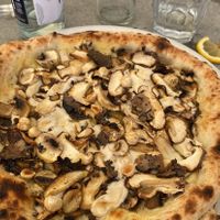 Vaya vegana (trufa, mozzarella vegana, champiñones, avellanas)   at Can Pizza in Badalona