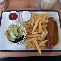 Currywurst Pommes mit kleinen Krautsalat at Katers Köök in Hamburg