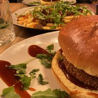 Hatten beide den Veggie Avocado Burger. Ohne Soße. Haben dann erst beim Essen gemerkt, dass die Avocado in der Soße gewesen wäre 😂 war aber trotzdem wirklich lecker.   at Cheesy Burger in Soltau