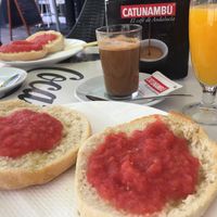 Oferta desayuno: tostada entera con aceite&tomate, café con leche de soja y zumo de naranja   at Cervecería Mezquita in Sevilla