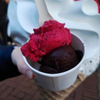 Waldfrucht und Schokoladensorbet (beide vegan) at Leine Eis in Hannover