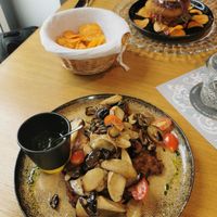 Rösti mit gebratenen Pilzen und Burger at Festland in Krummhoern