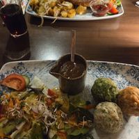 "Knödelei" mit Salat und Champignonsauce (vorne) sowie "Gemüsegrilleta" mit Salat, Dip und Bratkartoffeln at Anno 1800 in Heiligenhafen