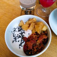 Brunch granola bowl at plant. in Luzern