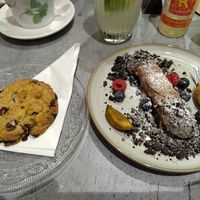 Ciastko Pistacjowo Czekoladowe, Cannolo Oreo at Owca Cała in Poznan