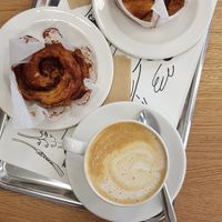 Vegan cinnamon buns & cappuchino at Arket in Munich