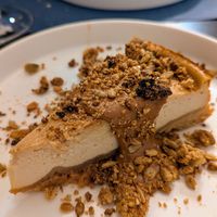 Cheesecake de tofu con salsa de cacahuete y granola at Oé Bistró in Leioa