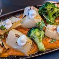 Puerros con salsa romesco at Oé Bistró in Leioa