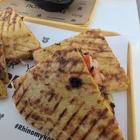 Skepasti Pita / With mushroom gyros at Rhino Vegan Beat in Mykonos