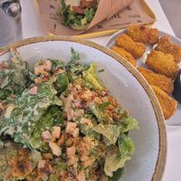 סלט חסה וטופו,  נגיסי "עוף" וטורטית "עוף" at Rhino Vegan Beat in Mykonos