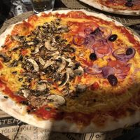 Pizza Funghi und Pizza Rustica  at L'Osteria Sylt in Sylt