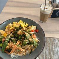 Vegan Bowl and Dirty Chai Latte with coconut milk  at Plenty Bowls in Memmingen