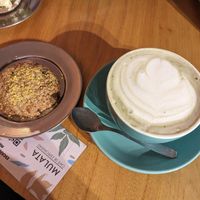 Cookie vegano y matcha latte con leche de almendras at Mulata Café de Especialidad in Buenos Aires