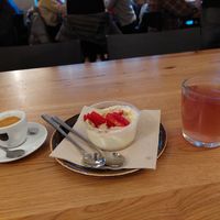 Strawberry crumble with yellow tiger tea and espresso at 60 seconds to Napoli in Berlin