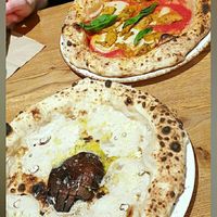 Truffle pizza at 60 seconds to Napoli in Berlin