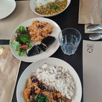 O peixe frito de tofu (ao centro) sabe mesmo a peixe 🤯 at Cajual Vegan Foodsters in Loule