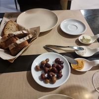 Couvert pão da casa de fermentação natural, manteiga, queijo de caju e hummus at Cajual Vegan Foodsters in Loule