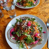 Galettes sarrasin epinards granes crudités houmous a la betterave at Soleil Vert in Le Havre