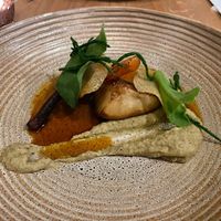 Steak van knolselderij | knolselderij-jus | crème van aardappel en pistache | zeekraal | ijskruid | gebrande bospeen | aardappelchips   at Flow Yoga & Food in Delft