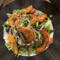 Salat mit karamellisiertem Kürbis (Vorspeise)  at Hills Burger Club in Tubingen