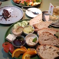 vorn Tempelfrühstück, Tee, Schokotorte Art Pingui, hinten Frühstück mit Croissant at Katzentempel - Leipzig Mitte in Leipzig
