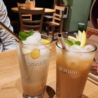 Zitronen-Ingwer-Limonade (links), Apfel-Ingwer-Eistee (rechts) at Katzentempel - Leipzig Mitte in Leipzig