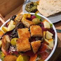 Habe meinen Salat auf Wunsch mit Vleisch bekommen. 🤩 at Katzentempel - Leipzig Mitte in Leipzig