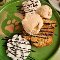 BananenBrot mit Eis und Sahne 💚 at Katzentempel - Leipzig Mitte in Leipzig