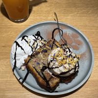 Banilla Dream: getoastetes Bananenbrot mit Vanilleeis, Schokosoße und Schlagcreme (sehr zu empfehlen!)  at Katzentempel - Leipzig Mitte in Leipzig