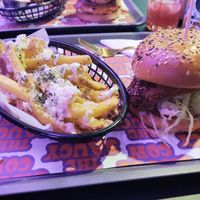 Hamburguesa Space Cowboy y patatas fritas con mayonesa de ajo y "queso" at The Saucy Cow in Dublin