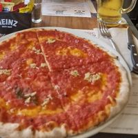 Classis marinara pizza at Caffe Washington in Rome