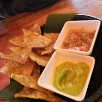 Plátano crisps with guacamole at TierraQuerida.Co in Filandia