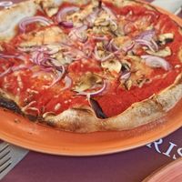 Vegan gluten free pizza with added mushrooms and onion, and vegan mozzarella at Lorenzo de' Medici in Florence