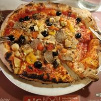Pizza vegetariana with vegan mozarella at Lorenzo de' Medici in Florence