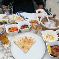 Mezze. Op de foto staan een paar vleesgerechten omdat ze ons verkeerd hadden begrepen maar we kregen snel andere. at Beyrouth in Dunkirk