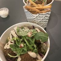 Falafel Bowl 🧆 und Pommes 🍟 mit veganer Mayo   at Garbanzo in Copenhagen