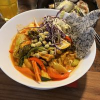 Reisnudeln in cremiger Kokos-Tomatensauce mit Gemüse und Reiskräcker  at Vegan 1983 in Erfurt