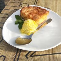 Polenta con bola de helado de naranja y azafrán at La Tarara de Guaso in Huesca