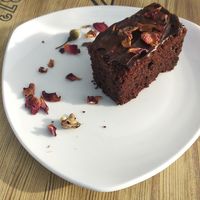 Pastel de chocolate con pétalos de rosa at La Tarara de Guaso in Huesca