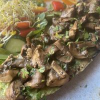 Sauerteigbrot mit Pilzen und Avocado   at Endless in Leipzig