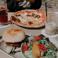Veganer Burger, vegetarische Pizza   at Fugazi in Munich