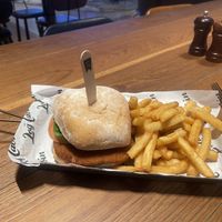 For $25 I want more “personality” in my burger/chips… eg more leaf, better sauce and go funky crinkle cut - instead of plain hotel branded paper, make a special save the 🌏 at The Log Cabin in Penrith