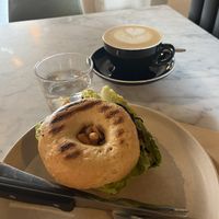 Veganer Bagel: Erdnuss-Süßkartoffelcreme Rotkraut-Karottensalat Räuchertofu Frühlingszwiebeln Chilimayo Erdnüsse  at Kaffee Bar in Rostock