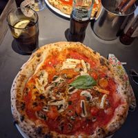 Vegan pizza at Grosso Napoletano in Sevilla