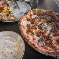 Vegan pizza at Grosso Napoletano in Sevilla