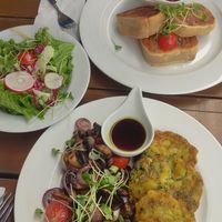 Unten Kürbiskernrösti mit gebratenen Pilzen und Kürbiskernöl, oben Krautkrapfen mit Tomatensud und gemischten Salat at Hündle Berggaststätte in Oberstaufen