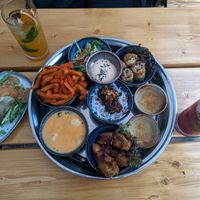 Nummer 1, 4, 7, 9, 10, 13, 14 und hausgemachte Liminaden at Bay Vegan in Halle