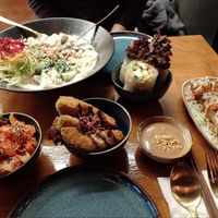 Kimchi, frittierte avocado, sommerrollen, erdnussdip, und erdnusssoße. Und oben links die Udon in Kaßesoße. at Bay Vegan in Halle