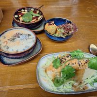 Zwei verschiedene Tees, frittierte Avocado und Bao Bun mit Erdnusssoße at Bay Vegan in Halle