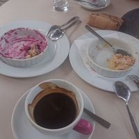 Délicieux Crumbles vegans cerise (gauche) et pommes (droite) at SamS Café in Freiburg